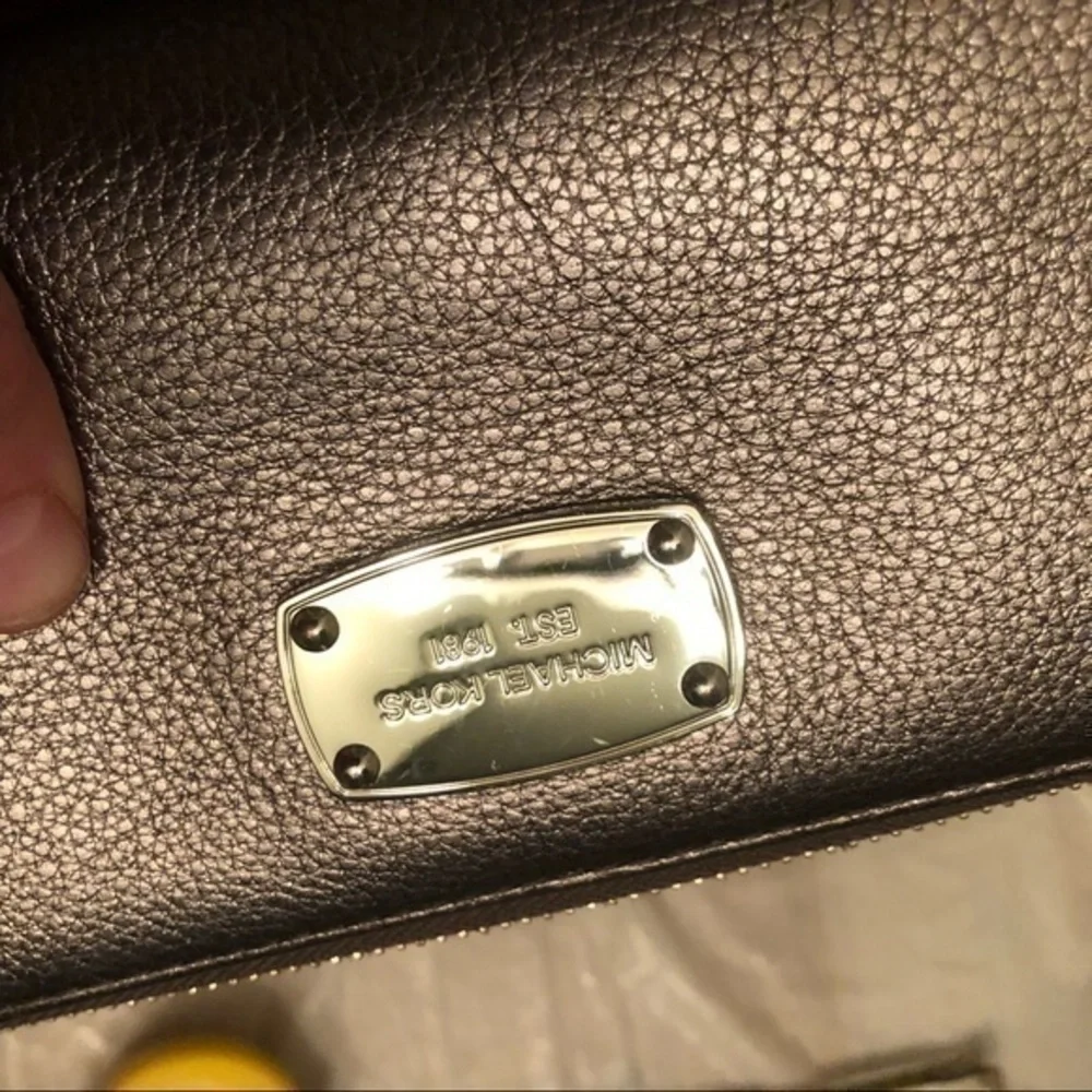 Michael kors silver leather metallic wristlet clutch wallet bag